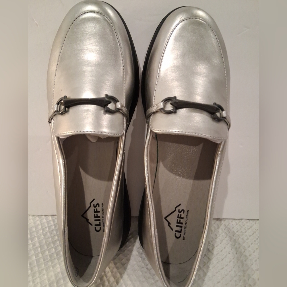 NEW Cliffs by White Mountain Flow Cushioned Silver Loafer w/ Black Accent sz 8.5